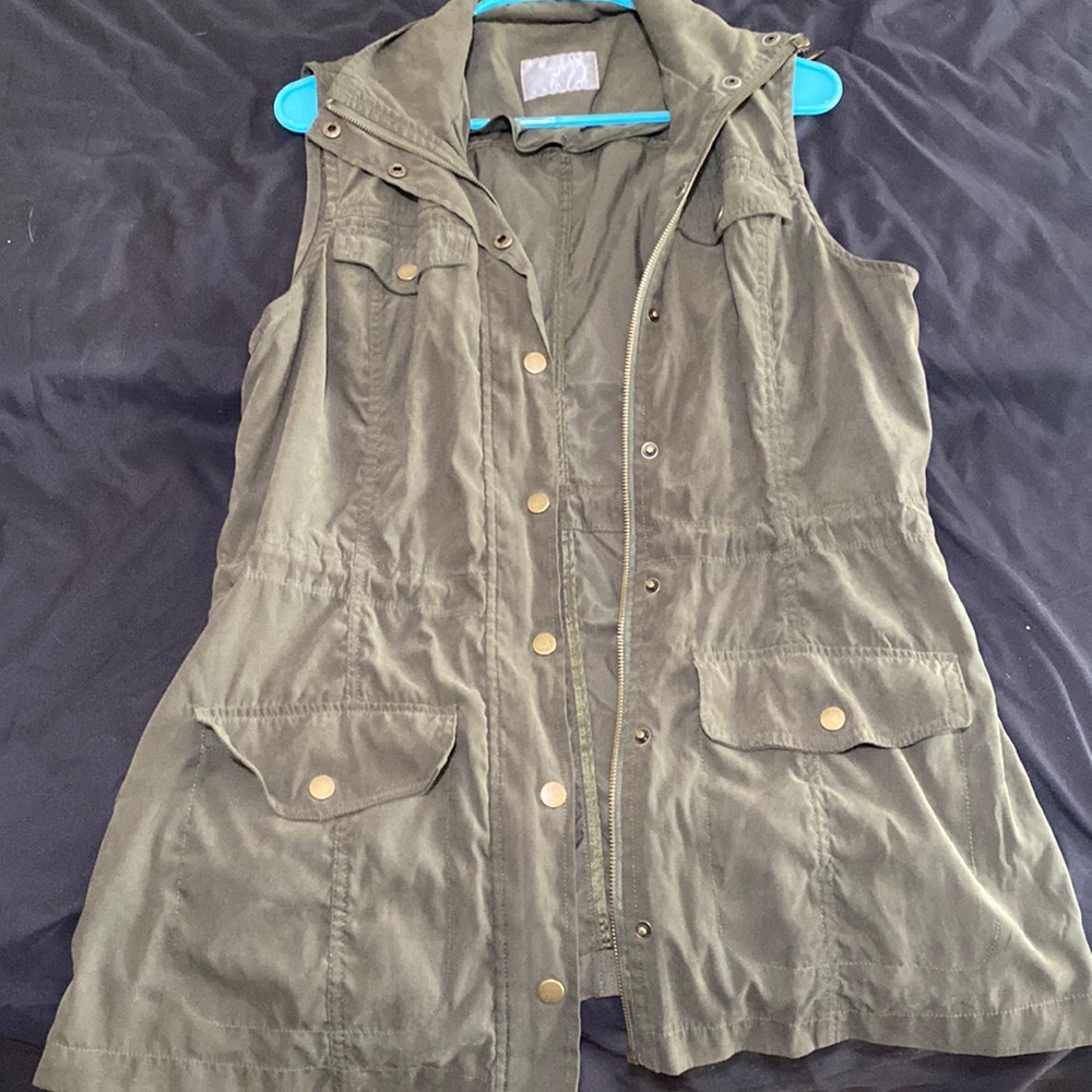 zip up vest